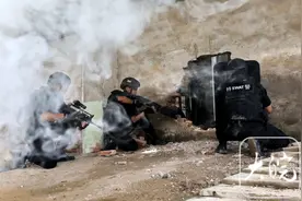 组图丨爆震弹炸响后，淮南特警穿过浓烟成功解救“人质”图片