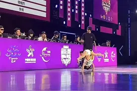 3岁“小孩哥”穿尿不湿参加街舞比赛！父亲：靠模仿自学倒立图片