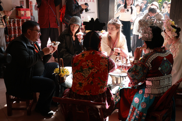 石板街上的“时空折叠”——“一带一路”境外媒体沉浸式打卡赤壁羊楼洞