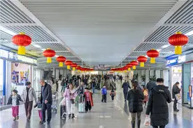 迎来客流高峰！青岛机场守护旅客团圆路上顺畅无忧图片