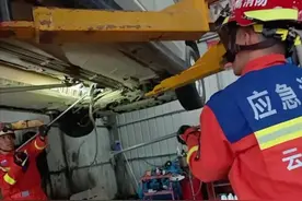 云南陇川：一米多长蛇钻车内 消防队员紧急救援图片