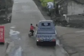 孩子，自行车不能这么骑图片