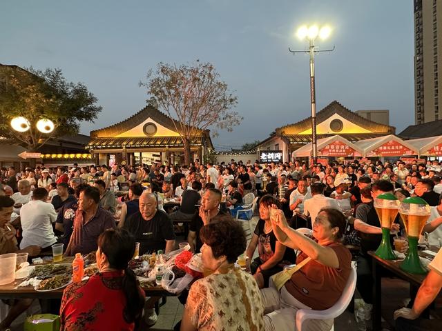 第二届钱桌街烟花音乐啤酒节启幕，点燃夏夜狂欢盛宴