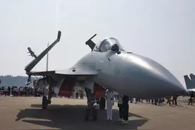 中国航展｜航母核心战力：多角度细看首次亮相的歼-15T舰载机图片