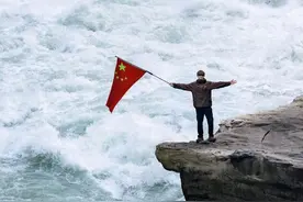 李现举国旗在虎跳峡拍摄被赞“想打卡同款”，景区：同款线路需徒步二十多公里图片