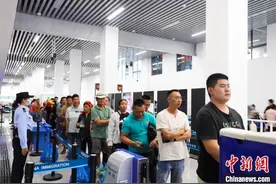 中缅边境打洛口岸连续3日出入境旅客突破6000人次图片