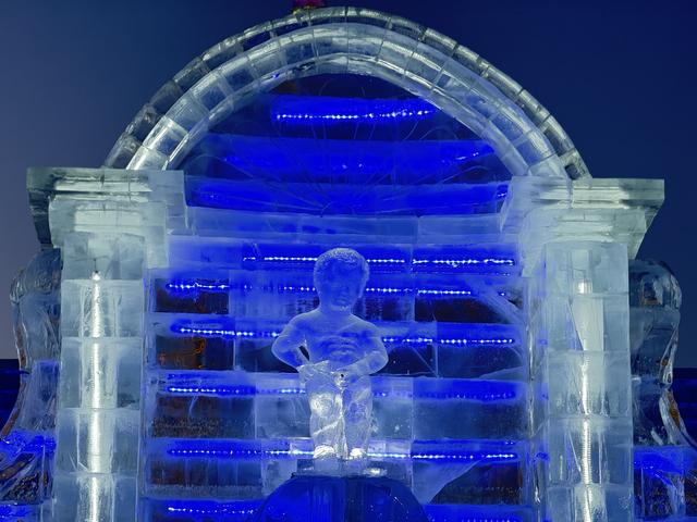 比利时“撒尿小童”冰雕亮相哈尔滨