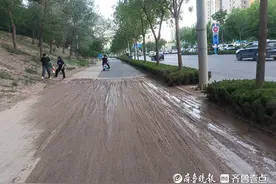 壹点帮办丨德州一景区泥水淌到马路上，老人摔骨折，责任谁来担？图片