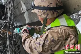 西藏昌都市八宿县突发降雪致国道318棚洞坍塌 武警官兵紧急抢通图片