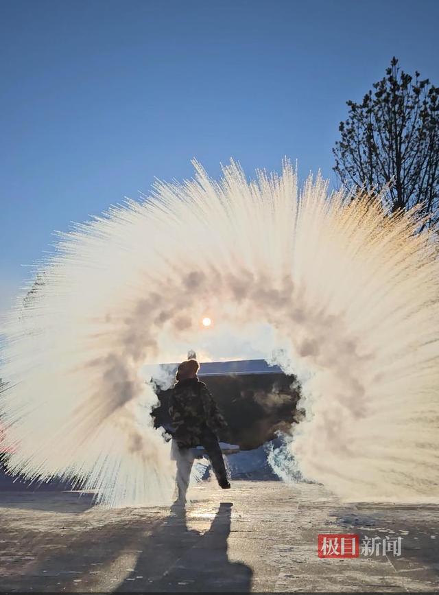 “神州北极”漠河最低气温已达零下三十摄氏度：全城被薄冰和积雪覆盖，游客排队体验泼水成冰