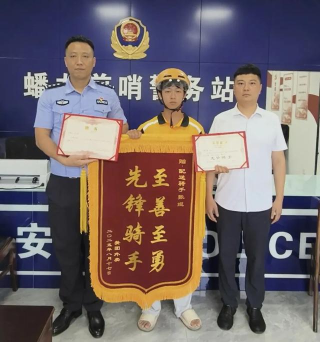 带血枕头从天而降，报警救人的外卖小哥是他！19岁小伙被17岁女友十万元卖到缅甸，被打到失聪，家人支付35万元将其赎回 ｜来听新闻