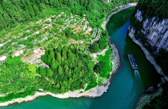 【绥阳县2025十大年度热词】山水赋能后，金银自然生——破译“清凉经济”的绥阳样本