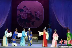 传承版越剧《五女拜寿》献演 “芳华”展现青春力量图片