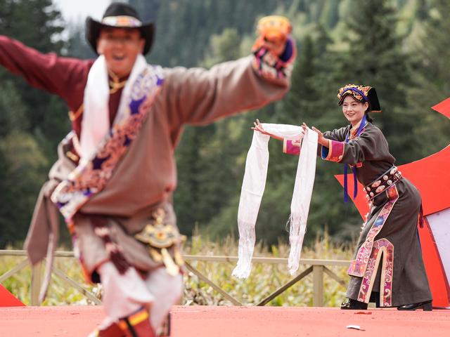 四川黑水：冰川彩林文旅季启幕