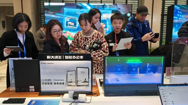 “三大秀”点亮2025世界显示产业创新发展大会