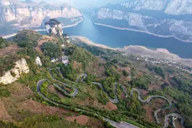 【长歌奋进 一路黔行】黔西：一条道路 两样风景图片