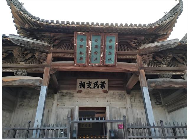 著名导演王晶现身安徽知名景区