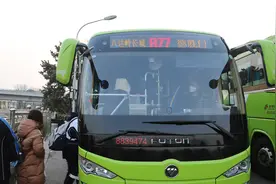 旅游877路公交多项举措应对大客流，便利游客假期出行图片
