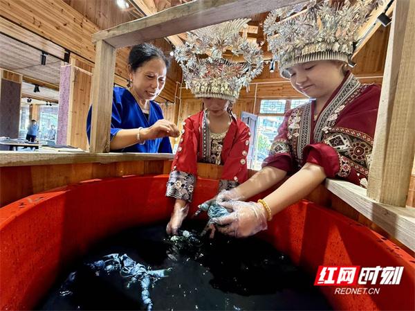 国庆长假首日 通道皇都侗寨喜迎八方宾客