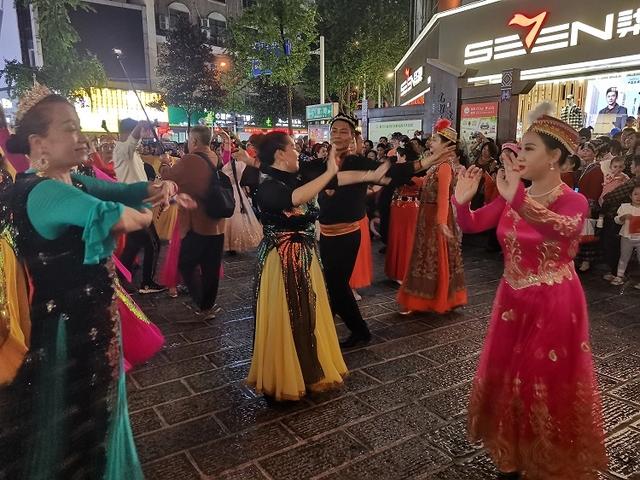 【山水黔南多奇幻】都匀石板街社区：国庆快闪燃情夜 邻里同心贺华诞