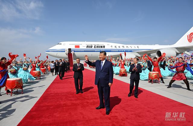 新华图讯丨习近平率中央代表团抵达乌鲁木齐出席新疆维吾尔自治区成立70周年庆祝活动