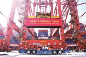 从厦门到波斯湾地区仅需15天！“丝路海运”航线突破2000万标准箱图片