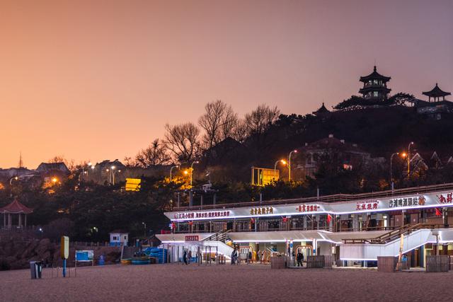 “爱心”树下 暮色醉人