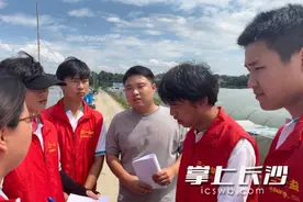 暑假“三下乡”，长沙大学生为滞销农产品直播带货图片