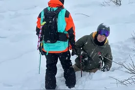 故事里的新疆丨雪中“掘金记”——牧民巴特赛仁“变身”滑雪救援员图片