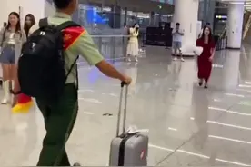 女生一身红衣在车站迎接退伍男友，俩人紧紧相拥 幸福肉眼可见，网友：最后一幕男友力爆棚啊#军恋图片