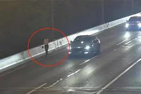 情侣吵架后女子在高速路中下车行走，男子驾车扬长而去，市民报警图片