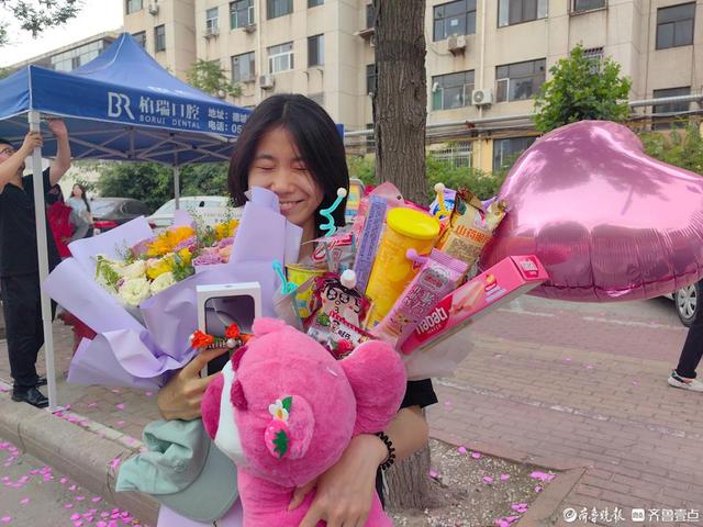 部分考生完成高考，家长寄语：永远是父母心中的“985”