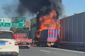 上海高速突发！货车起火迅速蔓延，货物全部烧毁，现场浓烟滚滚，官方最新通报图片