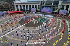 2024年全国老年人广场舞健身大联动贵州主会场活动暨“习酒杯”贵州省首届老年人体育节开幕图片