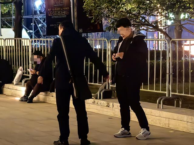 直击｜上海热门文化演出黄牛泛滥，“强实名”遭遇怎样的现实阻碍
