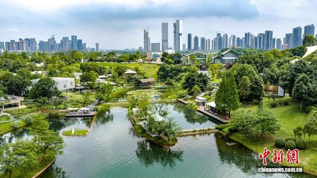 （活力中国调研行）街的花样逛法：四川多地新式街区吸引客流