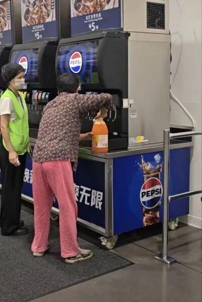 这幕冲上热搜第一！知名超市"免费"服务被顾客狂薅？网友争论…