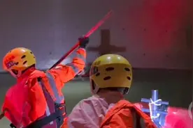 女子凌晨醉酒掉入江中 男友施救双双被困图片