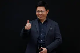 车圈劳模！余承东现身广州车展为合作伙伴站台图片