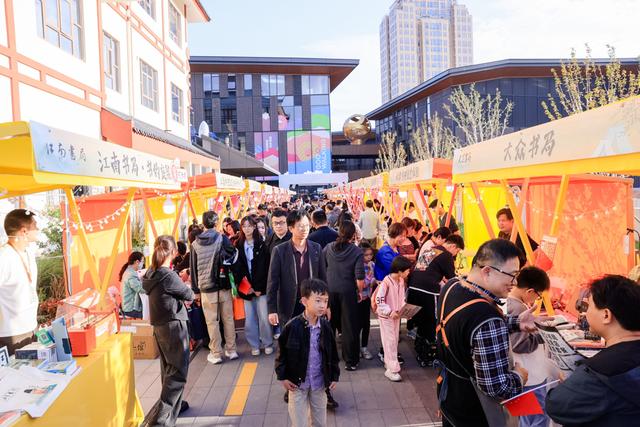 理论市集、古华书市、快闪、图书拍卖，古华庭里满是文化烟火气