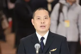 专访“英雄机长”刘传健：飞行员的作风养成贯穿培养过程图片