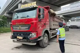 “空车”频繁进出引关注 成都交通执法识破“化整为零”式超限运输图片