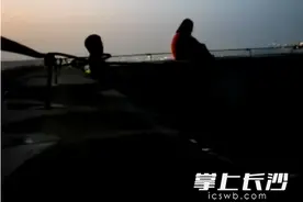 事发长沙！女孩命悬百米高空！图片