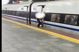 女子伸腿拦高铁为何能得逞图片