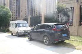 武汉市民投诉车辆违停占用绿化资源，交警：停车毁绿要被罚，违法停车的注意了！图片