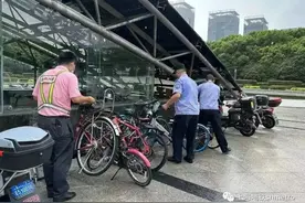 出入口乱停车怎么治？多方联手 疏堵结合 规范停放 集中整治图片