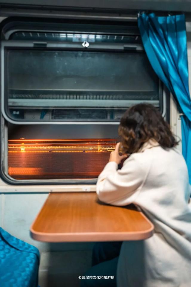 武汉新玩法！2元坐火车过大桥，限时一个月！