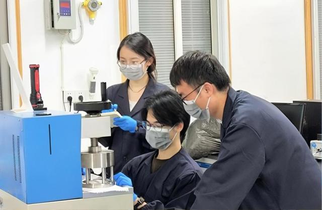 攻克世界难题！中国自主研发冲锋衣无氟面料，价格仅国际同类1/3