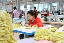 从“一根丝”到“一匹布”再到“一件衣” 淮滨形成纺织服装产业完整链条图片