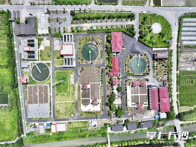 一湖碧水映金月｜一江碧水向东流